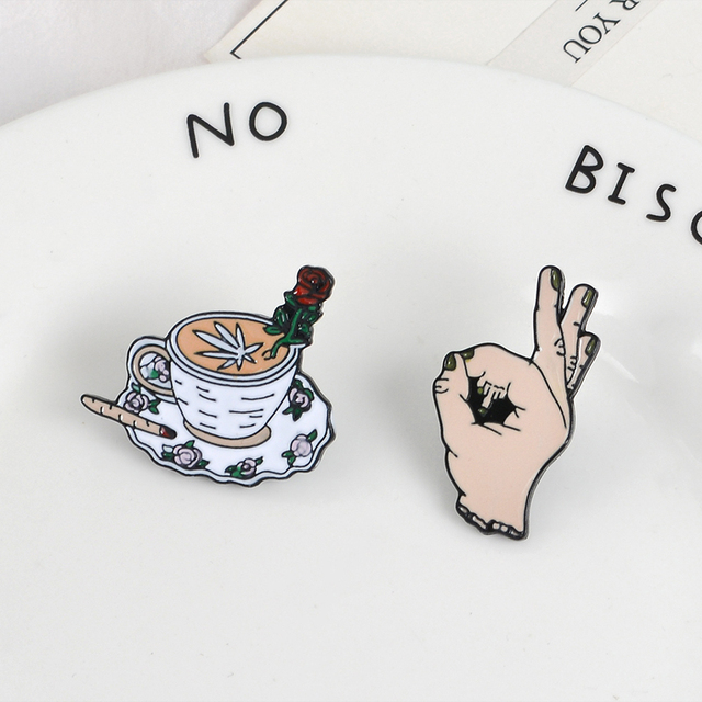 Broszka Punkowa z emaliowanym palcem środkowym, różą i filiżanką kawy - śmieszny prezent dla przyjaciela - Wianko - 5