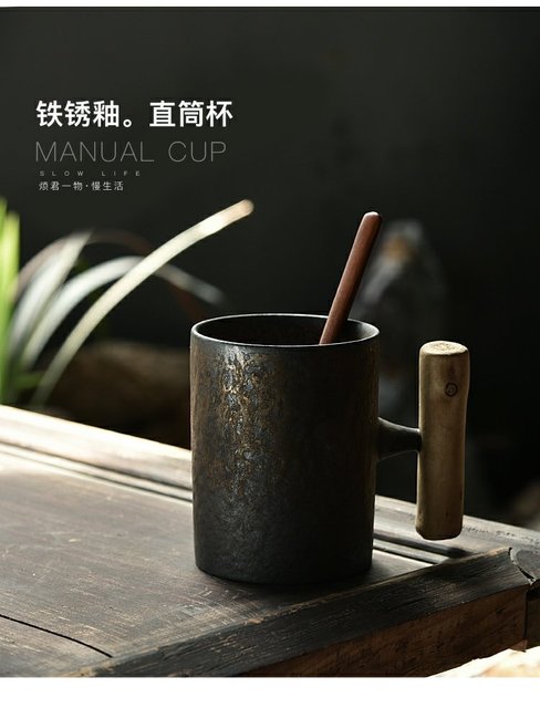 Vintage kubek ceramiczny z grubej ceramiki, rdzawa glazura i drewniany uchwyt do herbaty, kawy, mleka i napojów, wraz z drewnianą łyżką - Wianko - 5