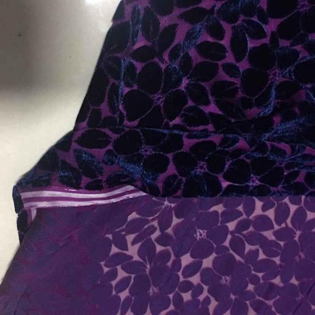 Sukienka z bawełnianym dółem, jedwabny szal i aksamitne wykończenie, fioletowy kwiatowy wzór - 1 metr materiału - Wianko - 6