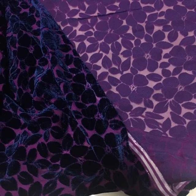 Sukienka z bawełnianym dółem, jedwabny szal i aksamitne wykończenie, fioletowy kwiatowy wzór - 1 metr materiału - Wianko - 5