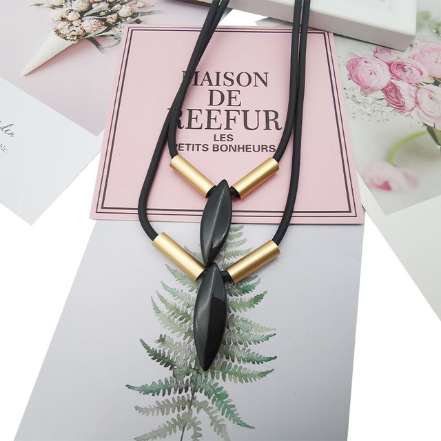 Czarny naszyjnik z gumowym paskiem, ozdobiony metalową liną i kamieniem - elegancka biżuteria na przyjęcia dla kobiet - Wianko - 19