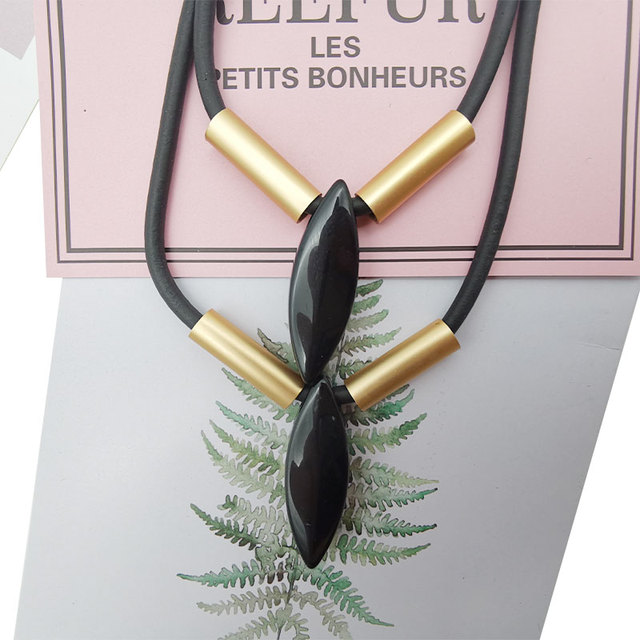 Czarny naszyjnik z gumowym paskiem, ozdobiony metalową liną i kamieniem - elegancka biżuteria na przyjęcia dla kobiet - Wianko - 21