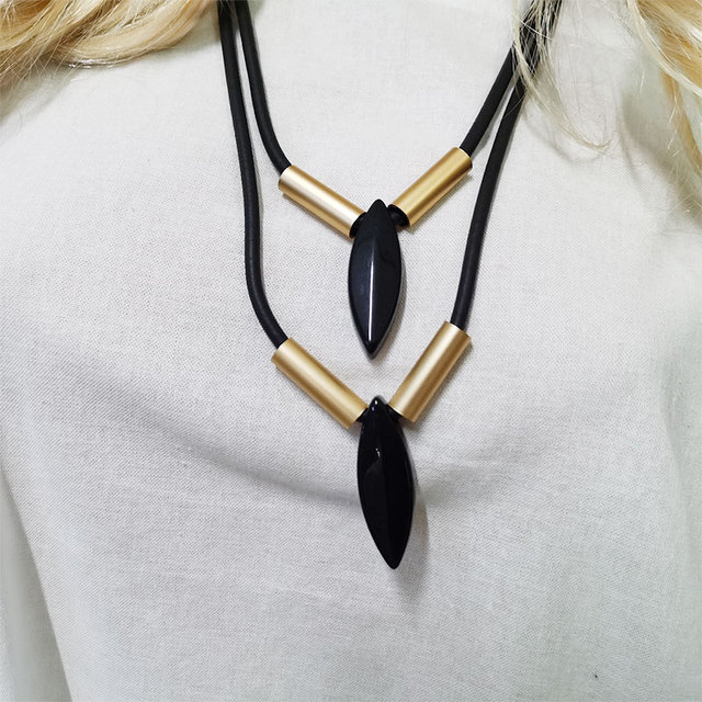 Czarny naszyjnik z gumowym paskiem, ozdobiony metalową liną i kamieniem - elegancka biżuteria na przyjęcia dla kobiet - Wianko - 20