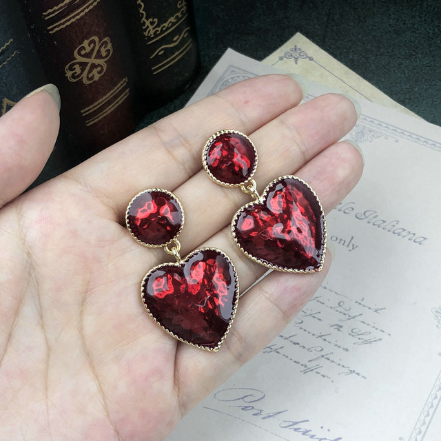 Kolczyki wiszące złote z emaliowanym czerwonym sercem w kształcie serca - Wianko - 5