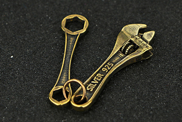 Solidny breloczek w formie vintage mosiężnego klucza z łańcuszkiem, ręcznie robiony z czystej miedzi, idealny na klucze do motocykli i samochodów - Wianko - 7