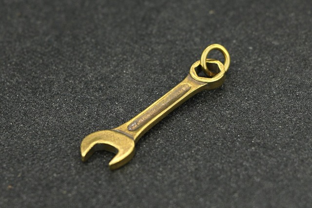 Solidny breloczek w formie vintage mosiężnego klucza z łańcuszkiem, ręcznie robiony z czystej miedzi, idealny na klucze do motocykli i samochodów - Wianko - 3