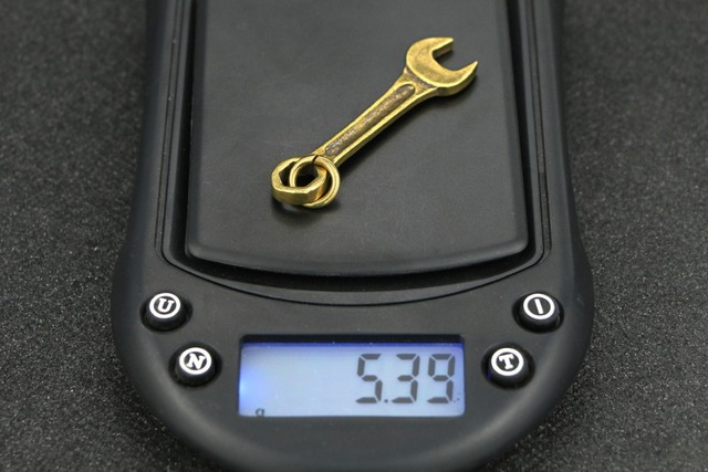 Solidny breloczek w formie vintage mosiężnego klucza z łańcuszkiem, ręcznie robiony z czystej miedzi, idealny na klucze do motocykli i samochodów - Wianko - 5
