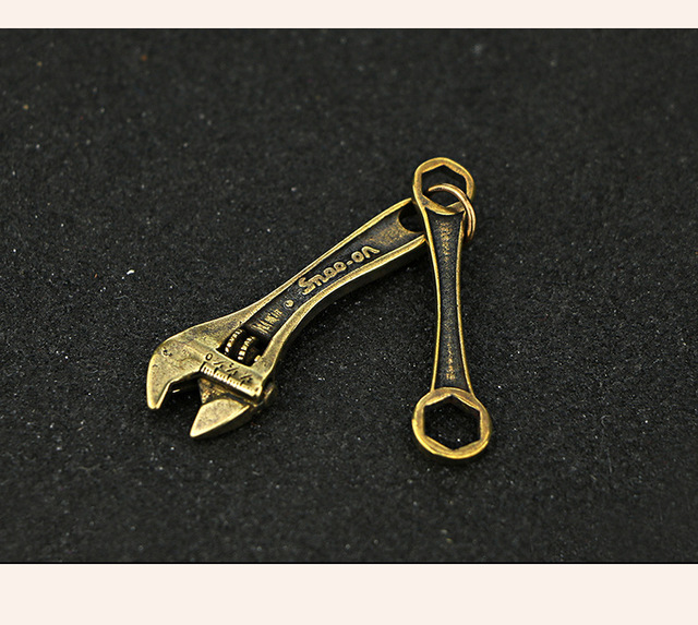 Solidny breloczek w formie vintage mosiężnego klucza z łańcuszkiem, ręcznie robiony z czystej miedzi, idealny na klucze do motocykli i samochodów - Wianko - 8