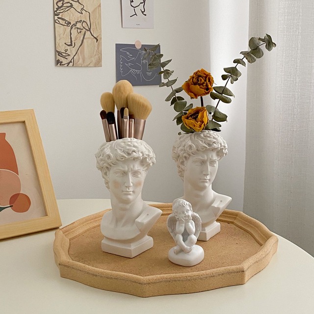 Europejski dom - wazon ozdobny David z głową posągu, wykonany z żywicy. Nowoczesne, abstrakcyjne dzieło sztuki, o kreatywnym rzeźbiarskim stylu. Mini biust, idealny do aranżacji wnętrz. Praktyczna sztuka, która wprowadza unikalny wygląd do Twojego domu - Wianko - 1
