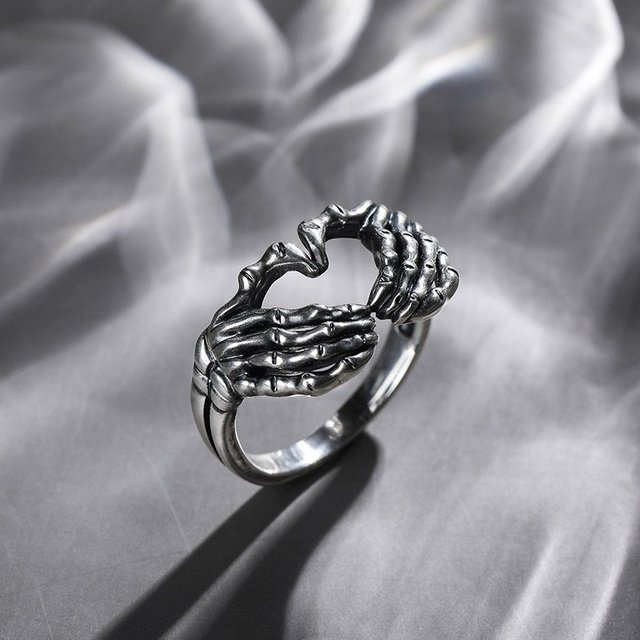 Pierścień męski gotyckiej ręki z czaszką i sercem, wykonany ręcznie z starożytnej srebrnej biżuterii rockowej dla rowerzystów - Wianko - 2