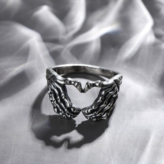 Pierścień męski gotyckiej ręki z czaszką i sercem, wykonany ręcznie z starożytnej srebrnej biżuterii rockowej dla rowerzystów - Wianko - 3