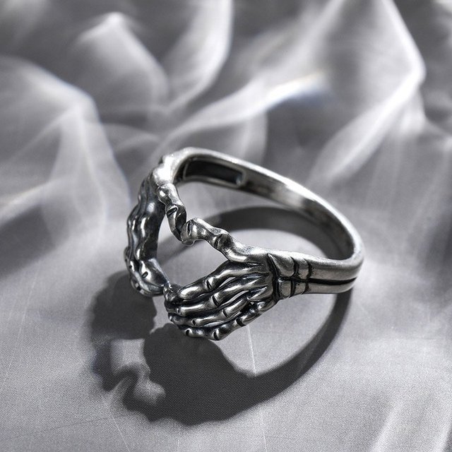 Pierścień męski gotyckiej ręki z czaszką i sercem, wykonany ręcznie z starożytnej srebrnej biżuterii rockowej dla rowerzystów - Wianko - 4