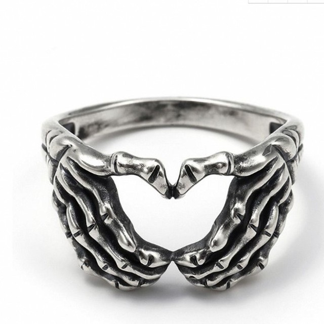 Pierścień męski gotyckiej ręki z czaszką i sercem, wykonany ręcznie z starożytnej srebrnej biżuterii rockowej dla rowerzystów - Wianko - 6
