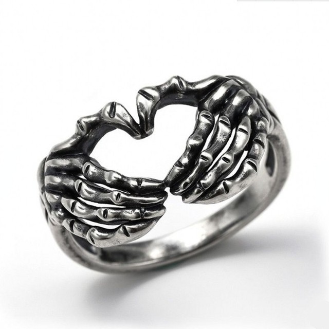 Pierścień męski gotyckiej ręki z czaszką i sercem, wykonany ręcznie z starożytnej srebrnej biżuterii rockowej dla rowerzystów - Wianko - 1