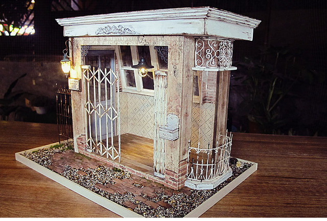 Drewniany domek dla lalek: DIY irlandzki domek z zestawem miniaturowych mebli i oświetleniem LED - idealny prezent urodzinowy dla dzieci i dorosłych - Wianko - 2