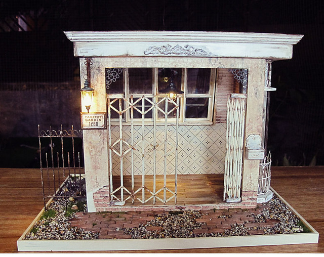 Drewniany domek dla lalek: DIY irlandzki domek z zestawem miniaturowych mebli i oświetleniem LED - idealny prezent urodzinowy dla dzieci i dorosłych - Wianko - 1