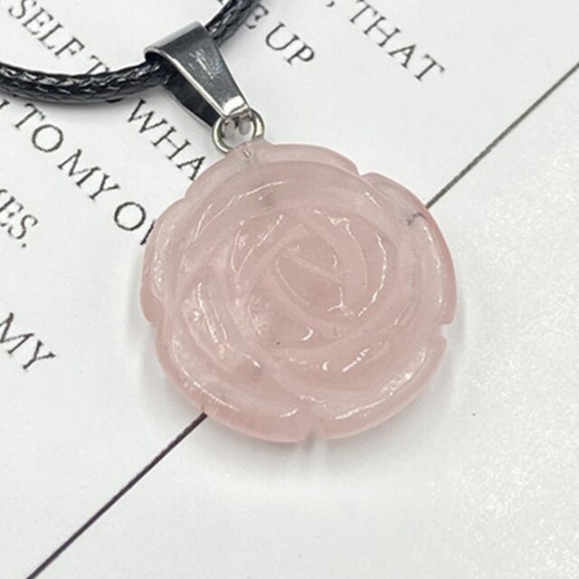 Naturalny wisiorek kwarcowy w kształcie różowego kwiatu róży - kamień uzdrawiania Reiki i energia (walentynkowy prezent) - Wianko - 1