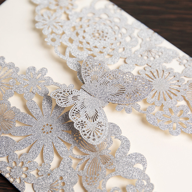 Zaproszenia ślubne WISHAMDE srebrny brokat laserowo wycinane kwiatowe wzory z motylkową koronką - 50 sztuk - Wianko - 7