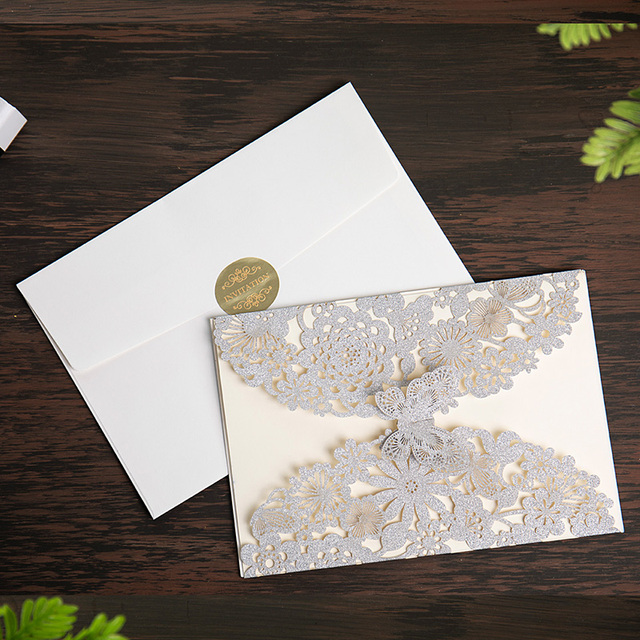 Zaproszenia ślubne WISHAMDE srebrny brokat laserowo wycinane kwiatowe wzory z motylkową koronką - 50 sztuk - Wianko - 5