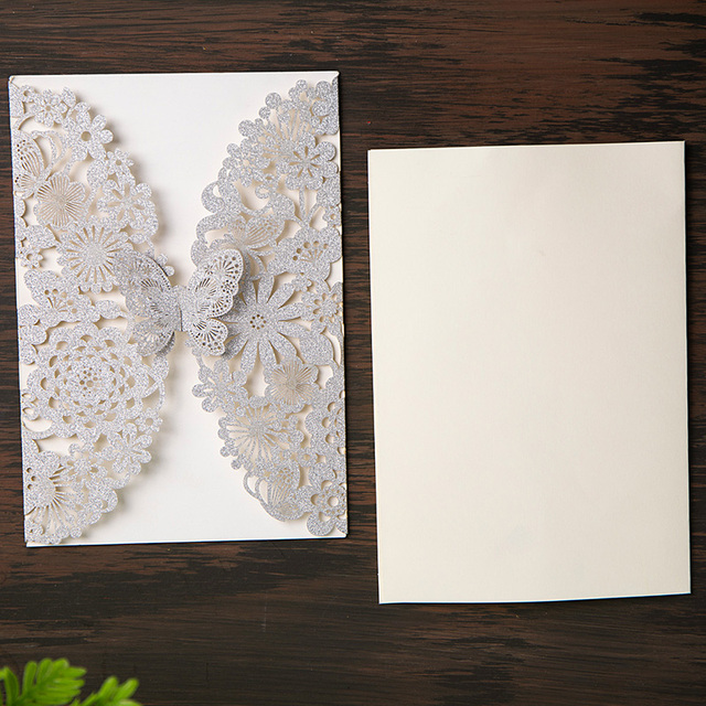 Zaproszenia ślubne WISHAMDE srebrny brokat laserowo wycinane kwiatowe wzory z motylkową koronką - 50 sztuk - Wianko - 4