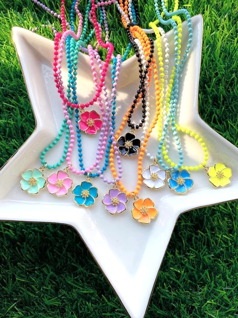 Naszyjnik z 5 sztukami kolorowych błyszczących kwiatków - lato, proste wzornictwo, koralikowy łańcuch - Wianko - 3