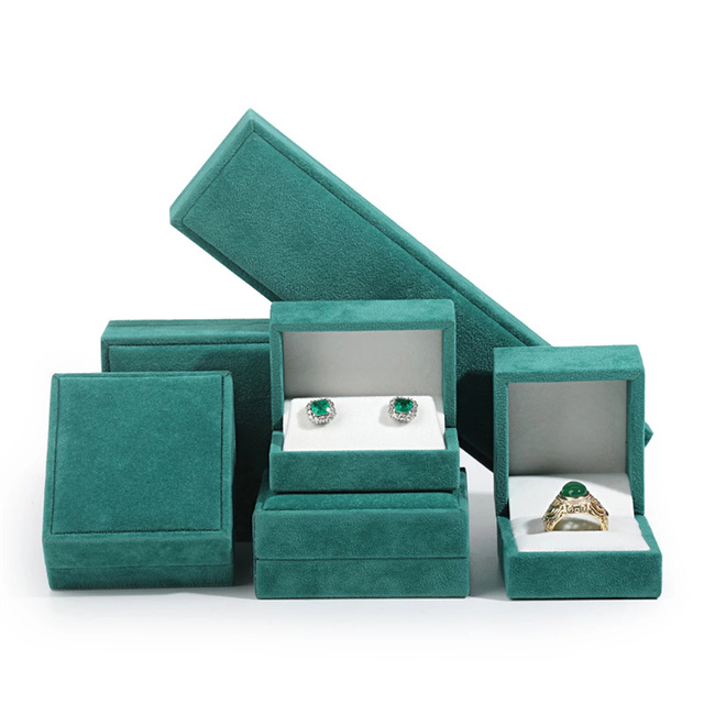 Zielone flanelowe pudełko na biżuterię z organizerem na kolczyki, pierścionki, wisiorki, łańcuszki i kostki - prezent ślubny i zaręczynowy - Wianko - 15