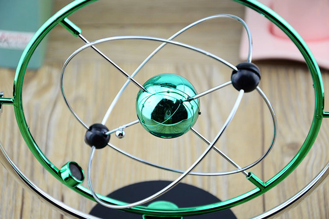 Eleganckie zielone elektryczne wahadło Newtona - dekoracja biurka dla dzieci - Wianko - 4