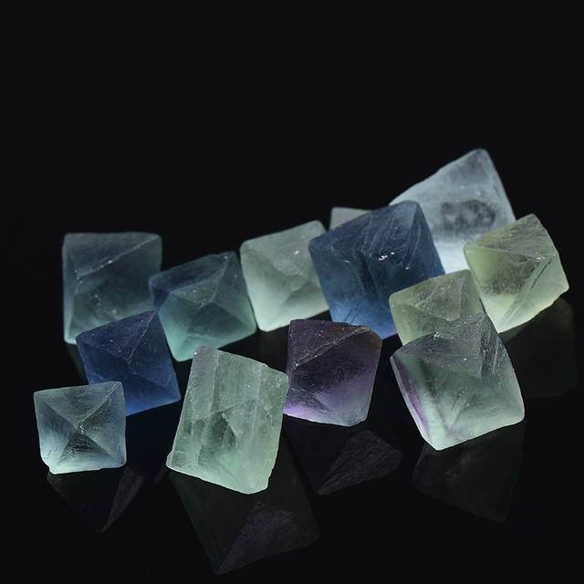 Naturalny kryształ fluorytu ośmiościenny - kamień uzdrowienia, energia Reiki, nowoczesne rzemiosło, do wystroju domu (prezent) - Wianko - 2