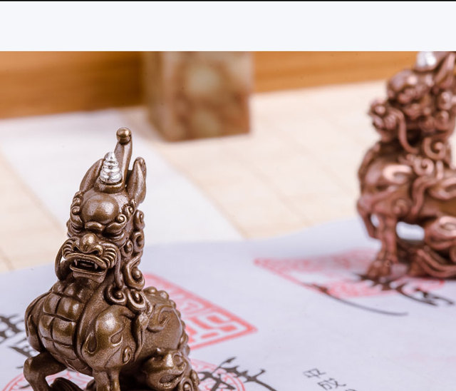 Kreatywny metaliczny przycisk do papieru w wadze chińskiej, pięknie zdobiony kaligrafią brązowy śliczny Kirin Paperweights - Wianko - 9