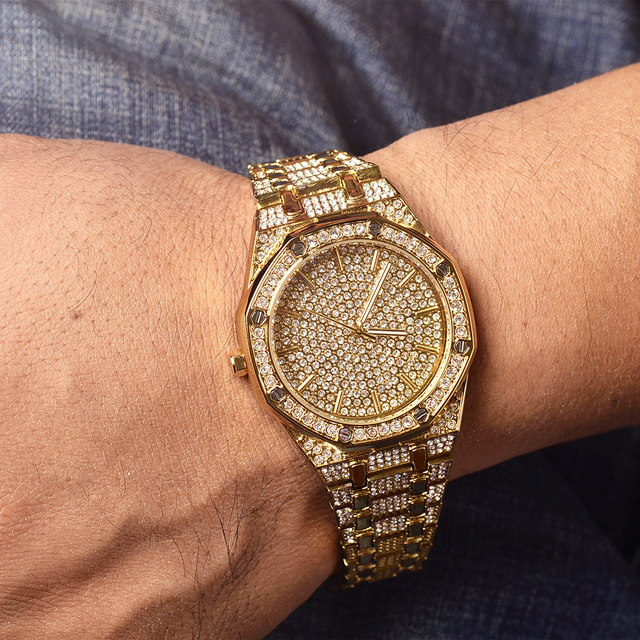 Luksusowy zegarek damski z diamentami i złotą tarczą - Wianko - 4