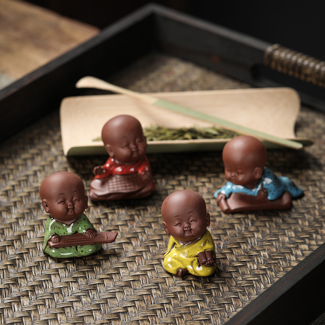 Figurka Buddha rzeźbiona ręcznie z kreatywnej, purpurowej gliny - idealna ozdoba do herbaty zwierzęcych towarzyszy-domowych! - Wianko - 1