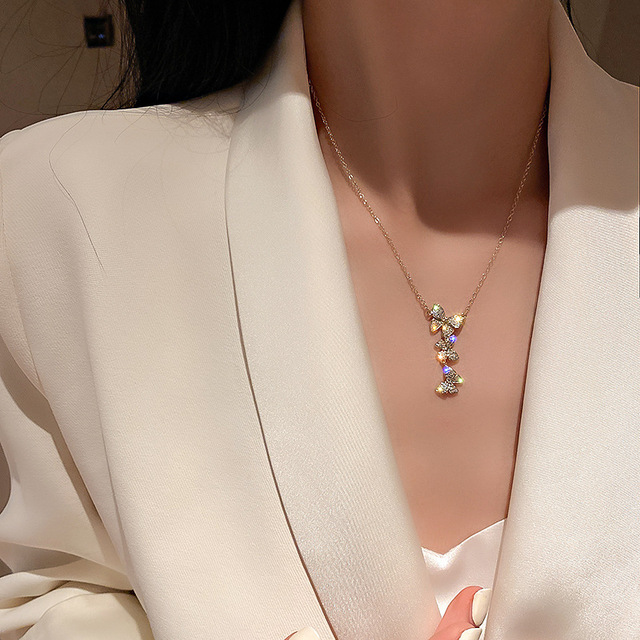 Koreański naszyjnik łańcuszkowy z cyrkonami i błyszczącymi kryształkami w stylu motyla dla kobiet, biżuteria o wykwintnym designie - Wianko - 1