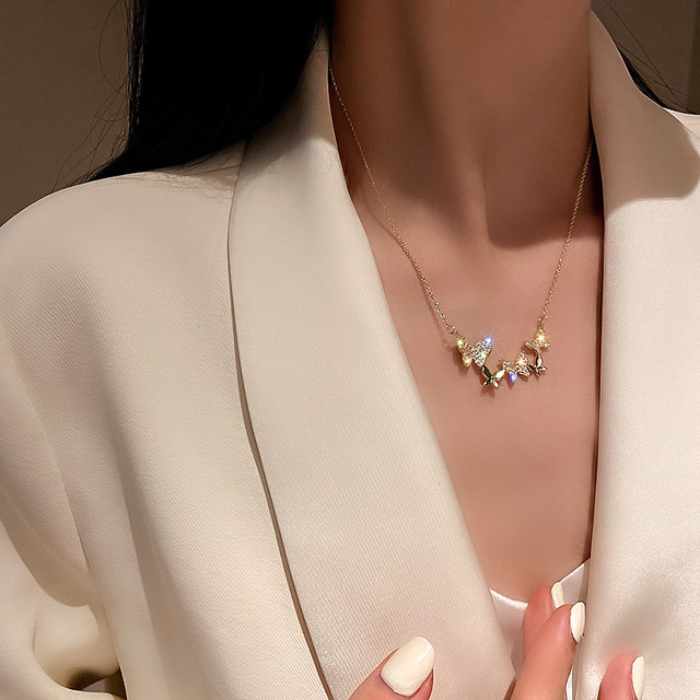 Koreański naszyjnik łańcuszkowy z cyrkonami i błyszczącymi kryształkami w stylu motyla dla kobiet, biżuteria o wykwintnym designie - Wianko - 3