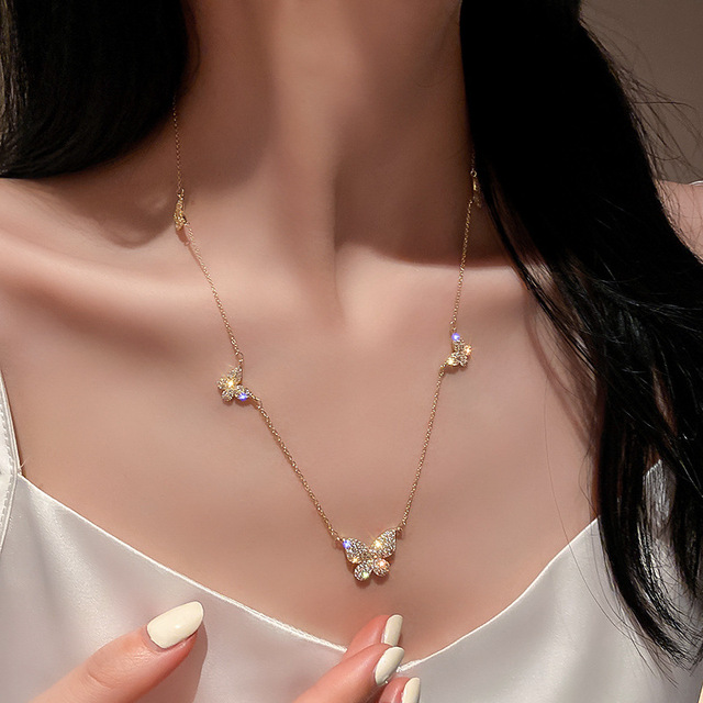 Koreański naszyjnik łańcuszkowy z cyrkonami i błyszczącymi kryształkami w stylu motyla dla kobiet, biżuteria o wykwintnym designie - Wianko - 8