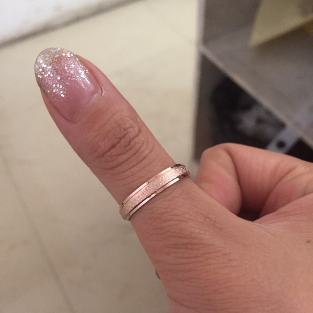 Duży, zakrzywiony pierścień z różowego złota ze stali nierdzewnej o matowym wykończeniu, 6mm szerokości, prosty typ geometryczny, dla kobiet - Wianko - 3
