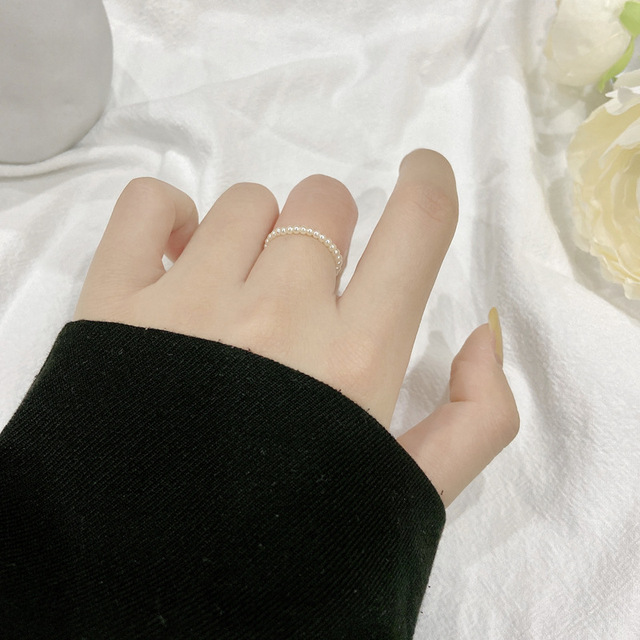 Rozszerzony pierścionek imitujący perełki w stylu francuskim z delikatnym elementem ozdobnym - Wianko - 1