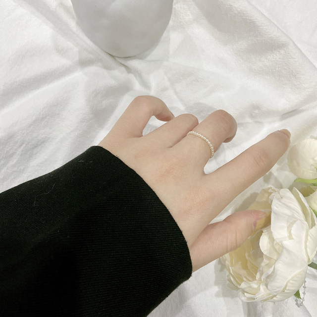 Rozszerzony pierścionek imitujący perełki w stylu francuskim z delikatnym elementem ozdobnym - Wianko - 2