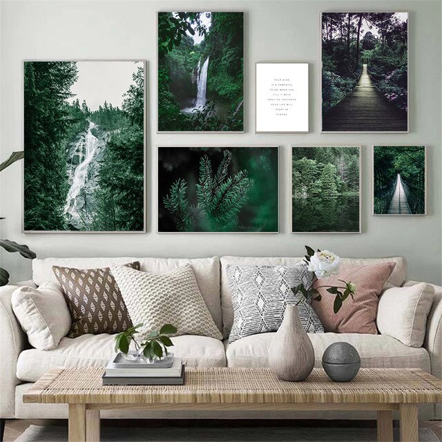 Skandynawski zielony las - obraz na płótnie z malarstwem krajobrazowym i cytatem dla dekoracji wnętrz salonu - Wianko - 1