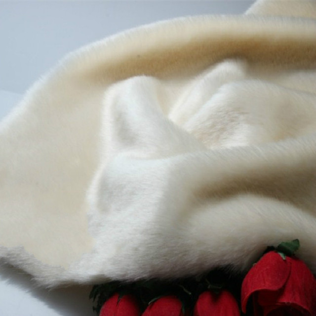 Zagęszczone sztuczne futro (królik) wysokiej jakości do dekoracji - obrus, kołnierz, dywan - 1.3 kg - Wianko - 13