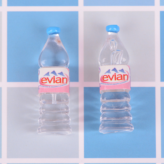 Domek dla lalek 1:6 i 1:12 z 4 sztukami Evian butelkowana woda mineralna, miniaturka lalka oraz akcesoria do kuchni i salonu - Wianko - 16