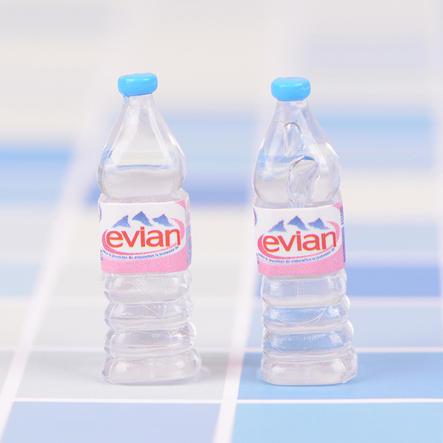 Domek dla lalek 1:6 i 1:12 z 4 sztukami Evian butelkowana woda mineralna, miniaturka lalka oraz akcesoria do kuchni i salonu - Wianko - 3