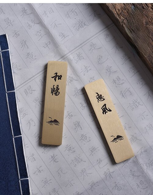 Mosiądz waga papieru z kaligrafią na Xuan papierze - ozdoba do biura - Wianko - 3