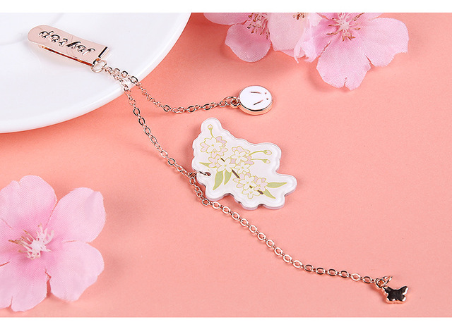 Rozumiem, oto propozycja dopracowanego tytułu: Zakładka wisiorek metalowy z motywem kwiatu Sakura - użyteczny prezent urodzinowy - Wianko - 25