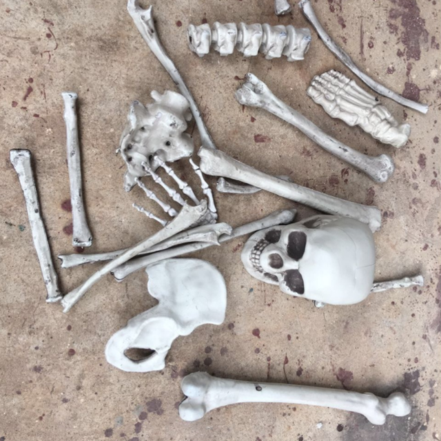 Kreatywne rekwizyty dekoracji Halloween - 28 luźnych kości szkieletów do barowego pokoju w nawiedzonym domu - Wianko - 5