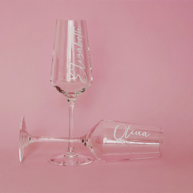 Spersonalizowane plastikowe kieliszki do szampana z winylową naklejką - idealne na ślub, wesele lub jako podziękowanie dla drużby - Wianko - 4