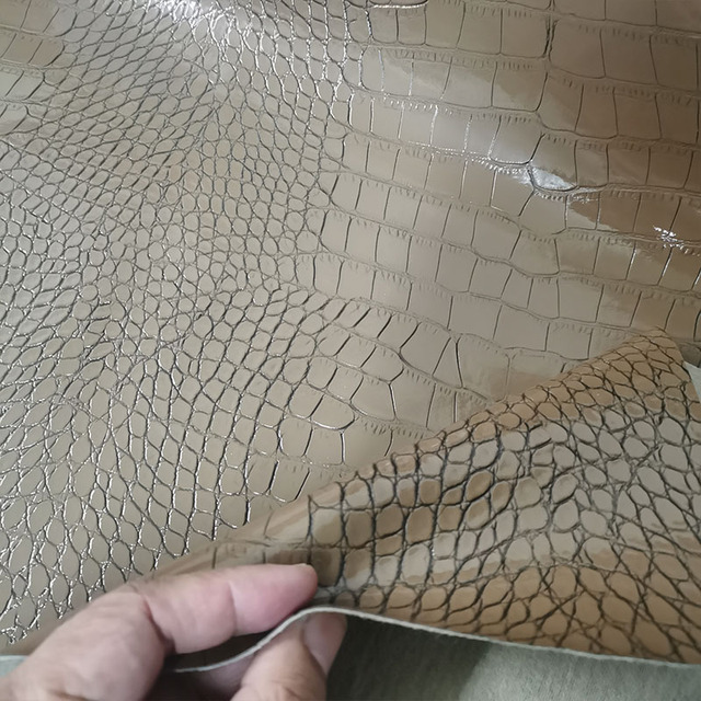 Dobry lniany brązowy lśniący materiał z drukowanym wzorem w paski imitujący krokodyla z skóry PU - idealny do szycia DIY torby lub obicia fotelika samochodowego - Wianko - 4