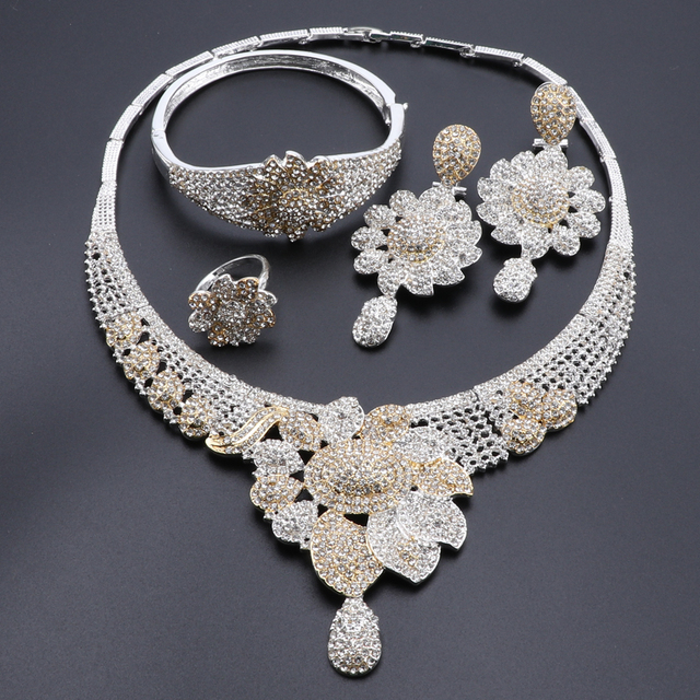 Biżuteria ślubna z motywem kwiatowym – naszyjnik, bransoletka, kolczyki i pierścień w złotym kolorze z kryształami - Wianko - 9