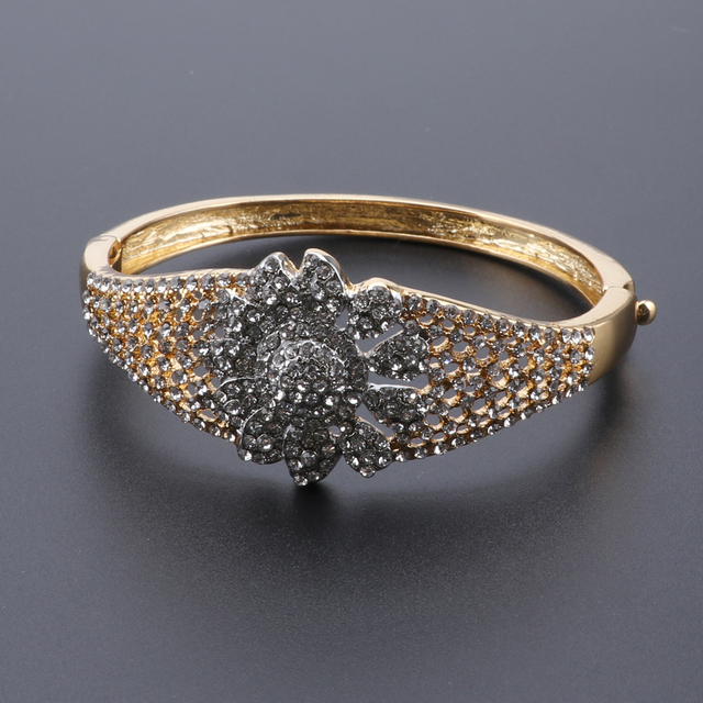 Biżuteria ślubna z motywem kwiatowym – naszyjnik, bransoletka, kolczyki i pierścień w złotym kolorze z kryształami - Wianko - 6