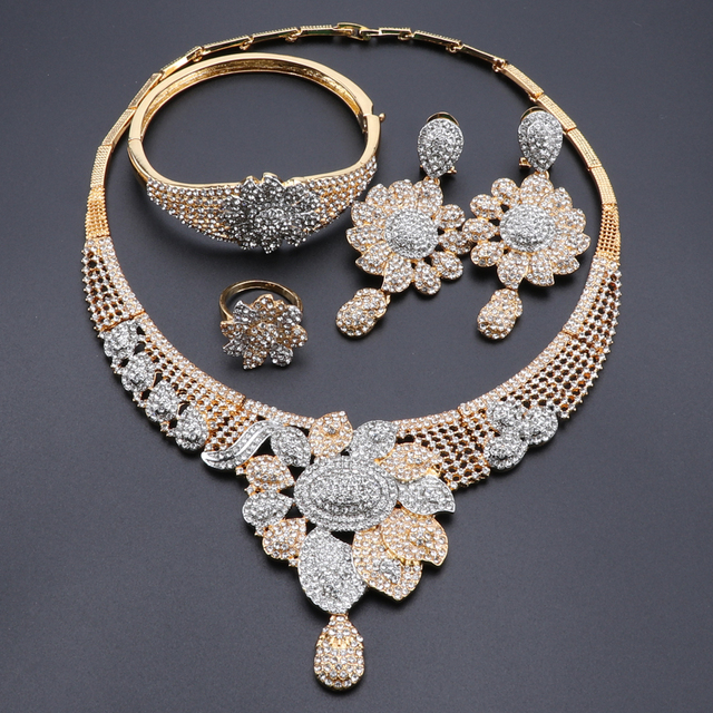 Biżuteria ślubna z motywem kwiatowym – naszyjnik, bransoletka, kolczyki i pierścień w złotym kolorze z kryształami - Wianko - 3