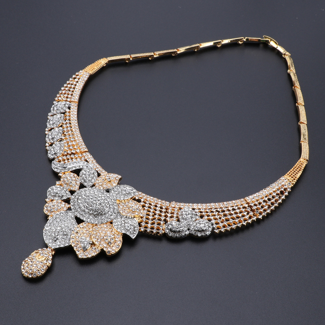 Biżuteria ślubna z motywem kwiatowym – naszyjnik, bransoletka, kolczyki i pierścień w złotym kolorze z kryształami - Wianko - 5